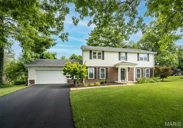 Photo 2 of Sale Pending at 583 Princeway Ct, Manchester, MO 63011 | MLS# MIS26045743 | Listing updated on 2026-09-04