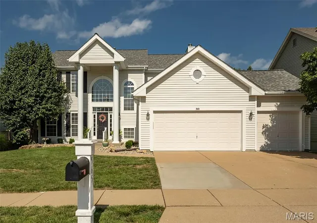 Photo 2 of Sale Pending at 565 Vista Hills Ct, Eureka, MO 63025 | MLS# MIS26045752 | Listing updated on 2026-07-21
