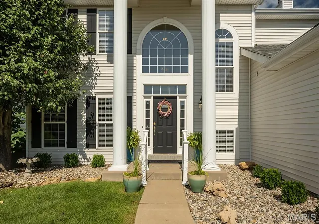 Photo 3 of Sale Pending at 565 Vista Hills Ct, Eureka, MO 63025 | MLS# MIS26045752 | Listing updated on 2026-07-21