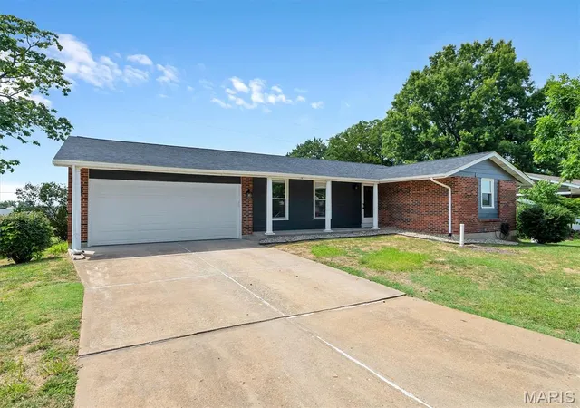 Photo 4 of Sale Pending at 1215 Holgate Dr, Manchester, MO 63021 | MLS# MIS26045758 | Listing updated on 2026-09-03