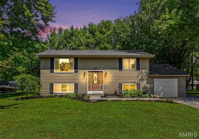 Photo 1 of Sale Pending at 463 Tamarach Dr, Edwardsville, IL 62025 | MLS# MIS26045766 | Listing updated on 2026-08-08