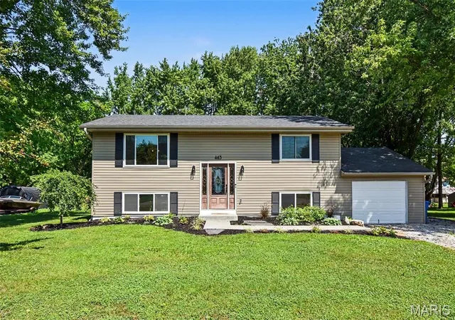 Photo 2 of Sale Pending at 463 Tamarach Dr, Edwardsville, IL 62025 | MLS# MIS26045766 | Listing updated on 2026-08-08