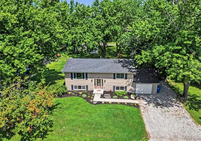Photo 2 of Sale Pending at 463 Tamarach Dr, Edwardsville, IL 62025 | MLS# MIS26045766 | Listing updated on 2026-08-08