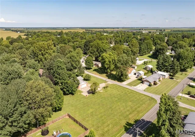 Photo 3 of Single family home for sale at 23611 Jenny Ln, Jerseyville, IL 62052 | MLS# MIS26045767 | Listing updated on 2026-09-29