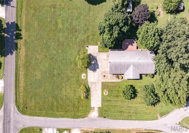 Photo 4 of Single family home for sale at 23611 Jenny Ln, Jerseyville, IL 62052 | MLS# MIS26045767 | Listing updated on 2026-09-29