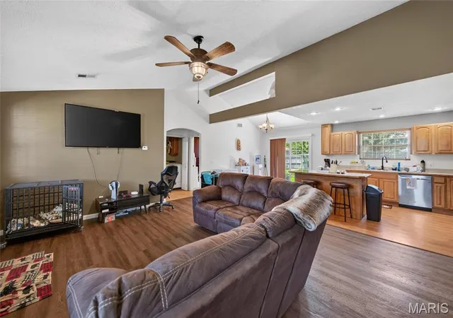 2nd image of 1137 Applelane Dr, Lebanon, MO 65536 | MLS# MIS26045785