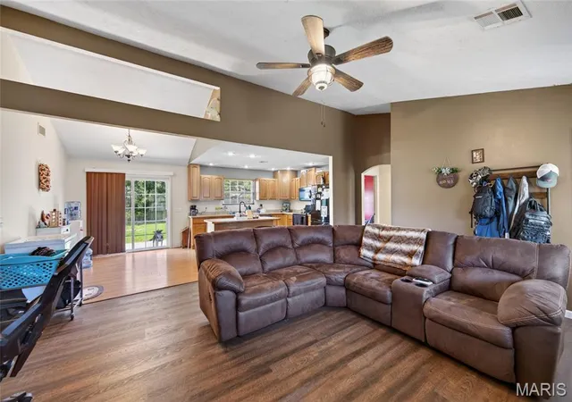 5th image of 1137 Applelane Dr, Lebanon, MO 65536 | MLS# MIS26045785