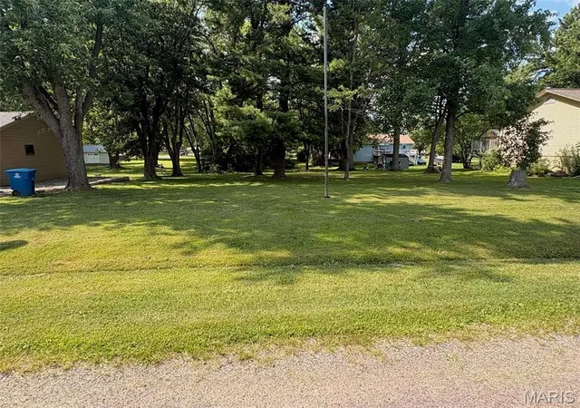 Photo 1 of Sale Pending at 462 Tamarach Dr, Edwardsville, IL 62025 | MLS# MIS26045787 | Listing updated on 2026-08-08