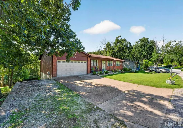 3rd image of 9958 Column Dr, Hillsboro, MO 63050 | MLS# MIS26045791