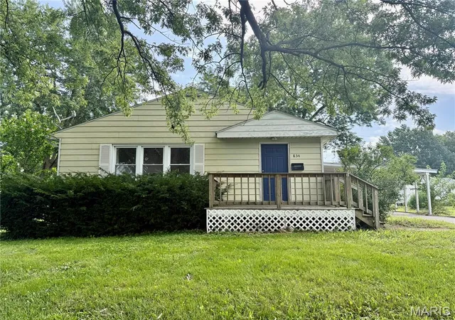 Photo 2 of Sale Pending at 834 Locust St, Montgomery City, MO 63361 | MLS# MIS26045792 | Listing updated on 2026-07-27