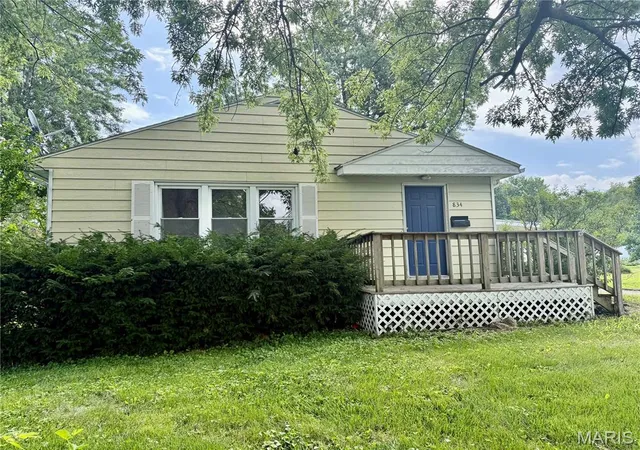 Photo 3 of Sale Pending at 834 Locust St, Montgomery City, MO 63361 | MLS# MIS26045792 | Listing updated on 2026-07-27