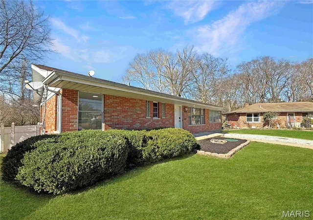Photo 2 of Single family home for sale at 3755 Park Crest Dr, Saint Louis, MO 63125 | MLS# MIS26045795 | Listing updated on 2026-08-11