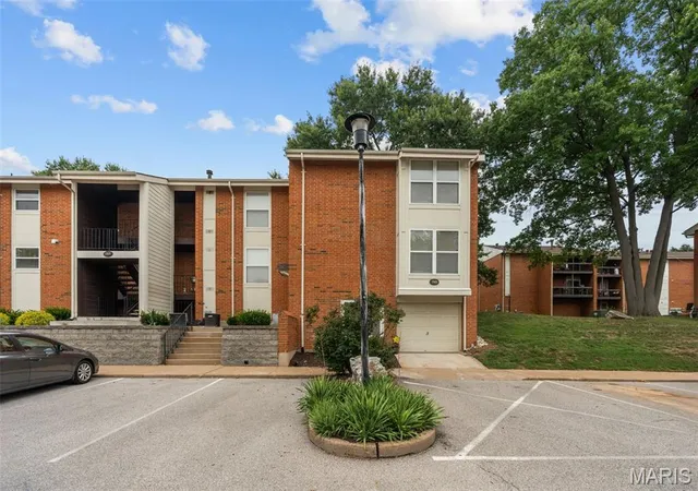 2nd image of 1965 Greenglen Dr #1965, Saint Louis, MO 63122 | MLS# MIS26045801