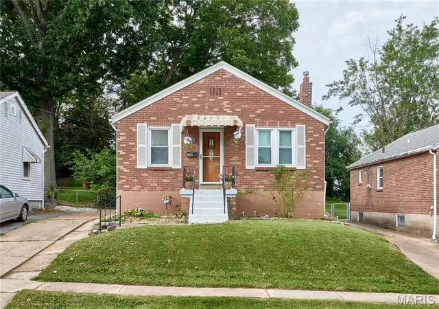 Photo 1 of Sale Pending at 308 Bayless Ave, Saint Louis, MO 63125 | MLS# MIS26045810 | Listing updated on 2026-09-01