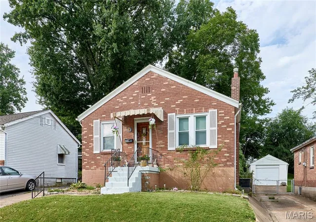 Photo 2 of Sale Pending at 308 Bayless Ave, Saint Louis, MO 63125 | MLS# MIS26045810 | Listing updated on 2026-09-01