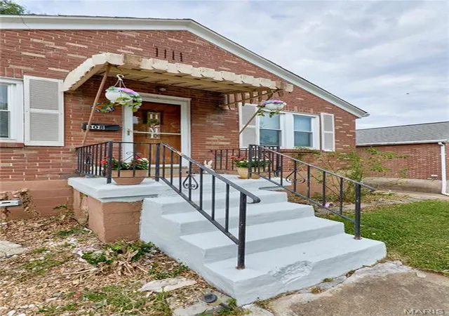 Photo 3 of Sale Pending at 308 Bayless Ave, Saint Louis, MO 63125 | MLS# MIS26045810 | Listing updated on 2026-09-01