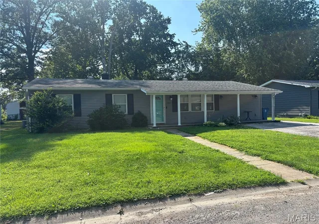 1st image of 300 Janet Dr, Centralia, IL 62801 | MLS# MIS26045821