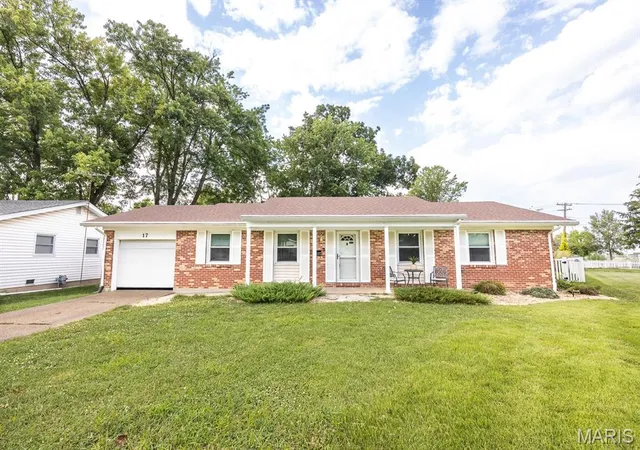 Photo 1 of Sale Pending at 17 Coachlight Dr, Mascoutah, IL 62258 | MLS# MIS26045829 | Listing updated on 2026-08-22