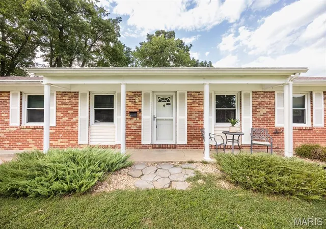 Photo 2 of Sale Pending at 17 Coachlight Dr, Mascoutah, IL 62258 | MLS# MIS26045829 | Listing updated on 2026-08-22