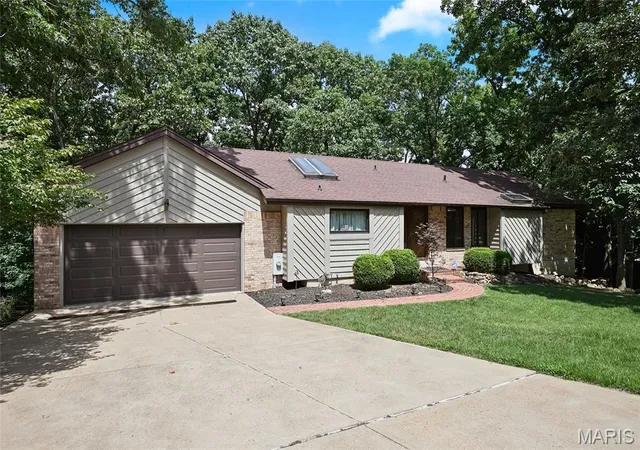 2nd image of 1604 Creightonwood Ct, High Ridge, MO 63049 | MLS# MIS26045878