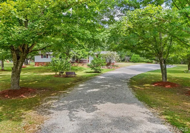 Photo 4 of Single family home for sale at 4033 Lakewood Dr, De Soto, MO 63020 | MLS# MIS26045882 | Listing updated on 2026-09-22