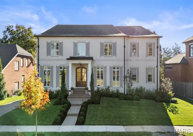 Photo 1 of Sale Pending at 321 N Forsyth Blvd, Saint Louis, MO 63105 | MLS# MIS26045949 | Listing updated on 2026-10-26