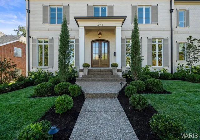 Photo 3 of Sale Pending at 321 N Forsyth Blvd, Saint Louis, MO 63105 | MLS# MIS26045949 | Listing updated on 2026-10-26