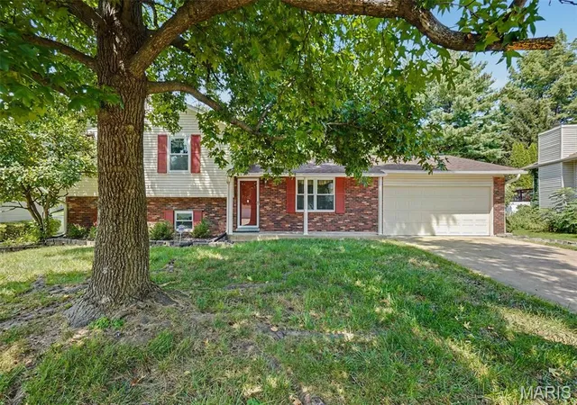 Photo 2 of Single family home for sale at 2215 Graystone Dr, St Charles, MO 63303 | MLS# MIS26045954 | Listing updated on 2026-09-14