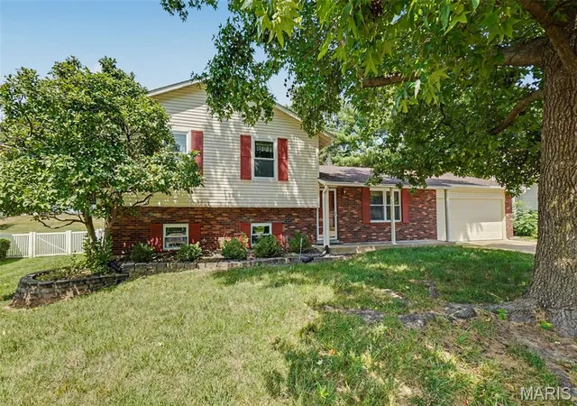 Photo 3 of Single family home for sale at 2215 Graystone Dr, St Charles, MO 63303 | MLS# MIS26045954 | Listing updated on 2026-09-14