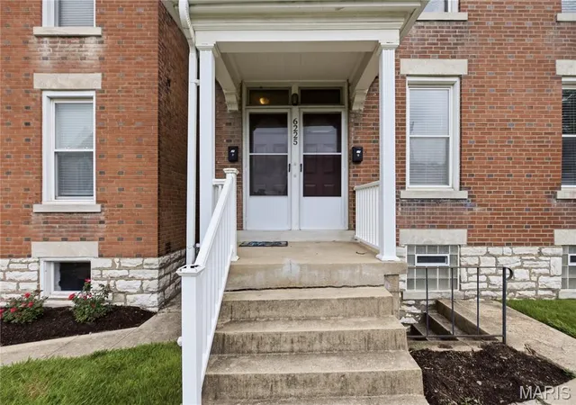Listing Photo 4 - Condo for sale in building located at 6225 Victoria Ave, St Louis, MO 63139