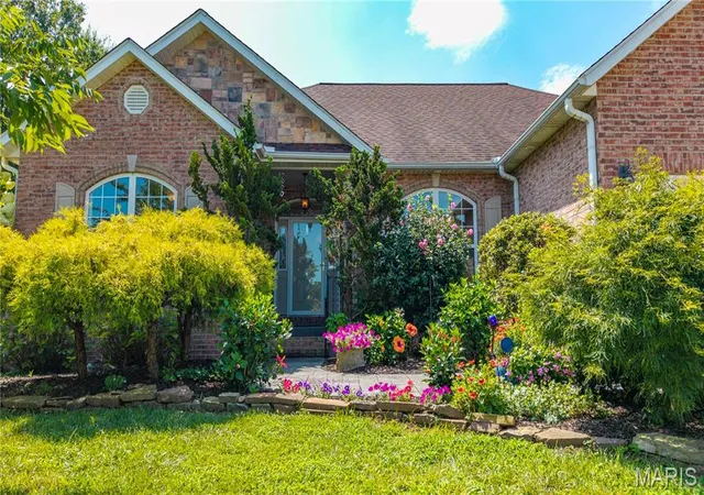 Photo 2 of Single family home for sale at 1863 Greenbrier St, Cape Girardeau, MO 63701 | MLS# MIS26046003 | Listing updated on 2026-09-14