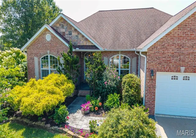 Photo 3 of Single family home for sale at 1863 Greenbrier St, Cape Girardeau, MO 63701 | MLS# MIS26046003 | Listing updated on 2026-09-14