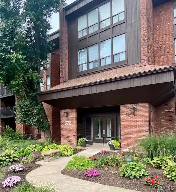 Listing Photo 1 - Condo for sale in 572 Coeur De Royale Dr located at 572 Coeur De Royale Dr, Creve Coeur, MO 63141 - Unit #301