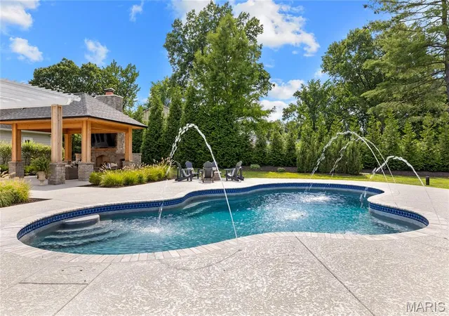 Photo 4 of Sale Pending at 12319 Harflo Ln, Town And Country, MO 63131 | MLS# MIS26046024 | Listing updated on 2026-09-22