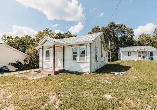 Photo 3 of Single family home for sale at 308 W 5th St, Dixon, MO 65459 | MLS# MIS26046031 | Listing updated on 2026-09-08