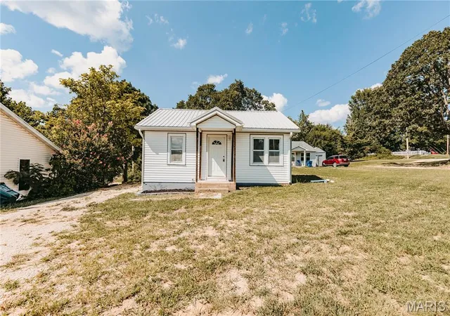 Photo 3 of Single family home for sale at 308 W 5Th St, Dixon, MO 65459 | MLS# MIS26046031 | Listing updated on 2026-09-29