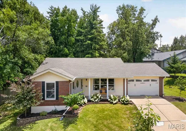 3rd image of 704 Clayworth Dr, Ballwin, MO 63011 | MLS# MIS26046032