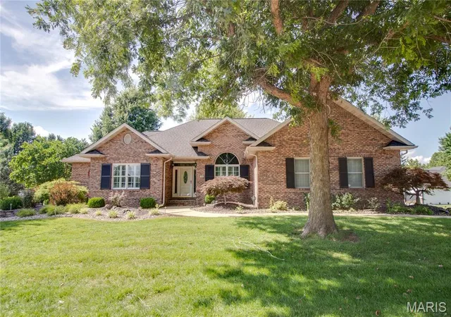 Photo 2 of Single family home for sale at 1400 White Oak Trl, Godfrey, IL 62035 | MLS# MIS26046060 | Listing updated on 2026-09-14