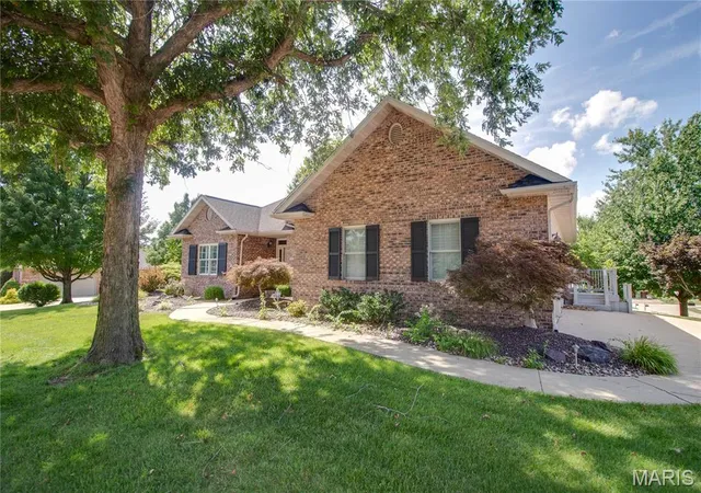 Photo 3 of Single family home for sale at 1400 White Oak Trl, Godfrey, IL 62035 | MLS# MIS26046060 | Listing updated on 2026-09-14