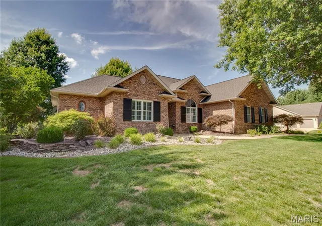Photo 3 of Single family home for sale at 1400 White Oak Trl, Godfrey, IL 62035 | MLS# MIS26046060 | Listing updated on 2026-09-14