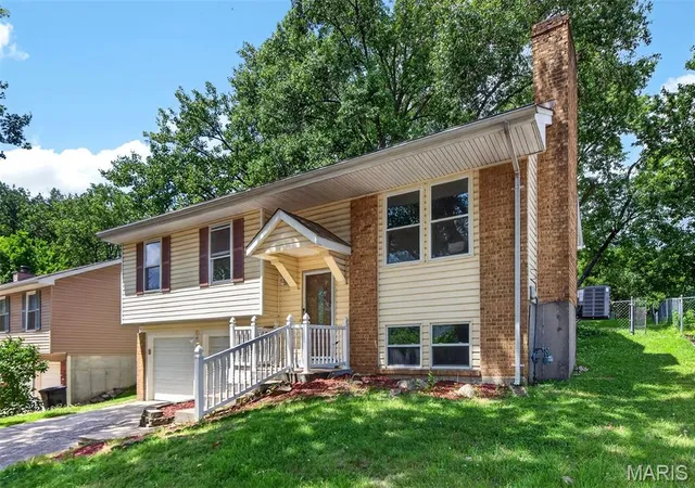 Photo 3 of Sale Pending at 2311 Country Village Ct, Maryland Heights, MO 63043 | MLS# MIS26046066 | Listing updated on 2026-08-23
