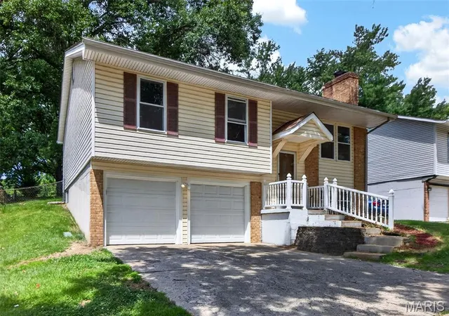 Photo 3 of Sale Pending at 2311 Country Village Ct, Maryland Heights, MO 63043 | MLS# MIS26046066 | Listing updated on 2026-08-23