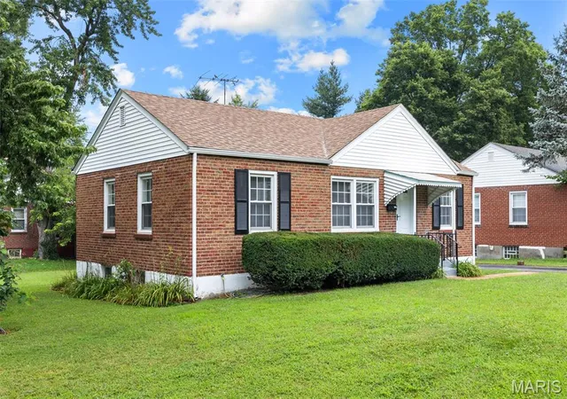 Photo 2 of Sale Pending at 1150 S New Florissant Rd, Florissant, MO 63031 | MLS# MIS26046077 | Listing updated on 2026-09-08