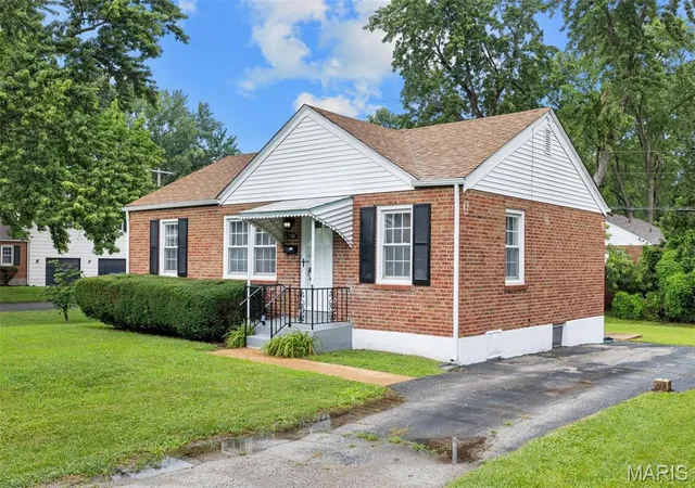 Photo 3 of Sale Pending at 1150 S New Florissant Rd, Florissant, MO 63031 | MLS# MIS26046077 | Listing updated on 2026-09-08