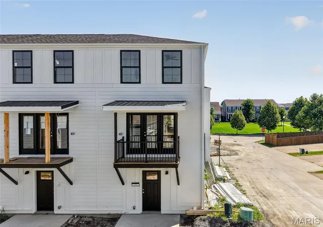 Photo 2 of Sale Pending at 192 Canal Cottage Aly, Saint Charles, MO 63301 | MLS# MIS26046108 | Listing updated on 2026-07-30