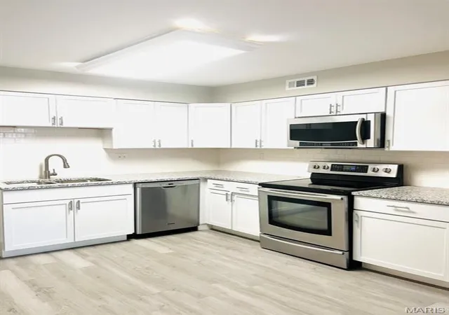 Listing Photo 4 - Condo for sale in building located at 12818 Portulaca Dr, St. Louis, MO 63146 - Unit #D