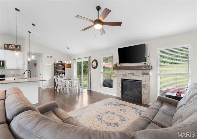 2nd image of 2127 Kuenzel Dr, Washington, MO 63090 | MLS# MIS26046112