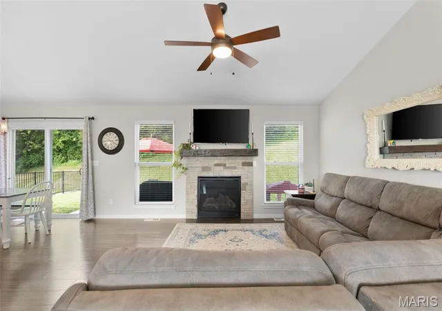 Photo 3 of Sale Pending at 2127 Kuenzel Dr, Washington, MO 63090 | MLS# MIS26046112 | Listing updated on 2026-07-27