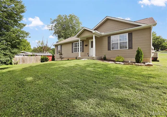 Photo 2 of Sale Pending at 1423 E 5th St, Washington, MO 63090 | MLS# MIS26046123 | Listing updated on 2026-07-21