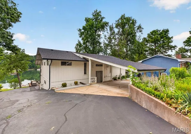 Photo 3 of Single family home for sale at 3661 S Lakeshore Dr, House Springs, MO 63051 | MLS# MIS26046134 | Listing updated on 2026-10-05